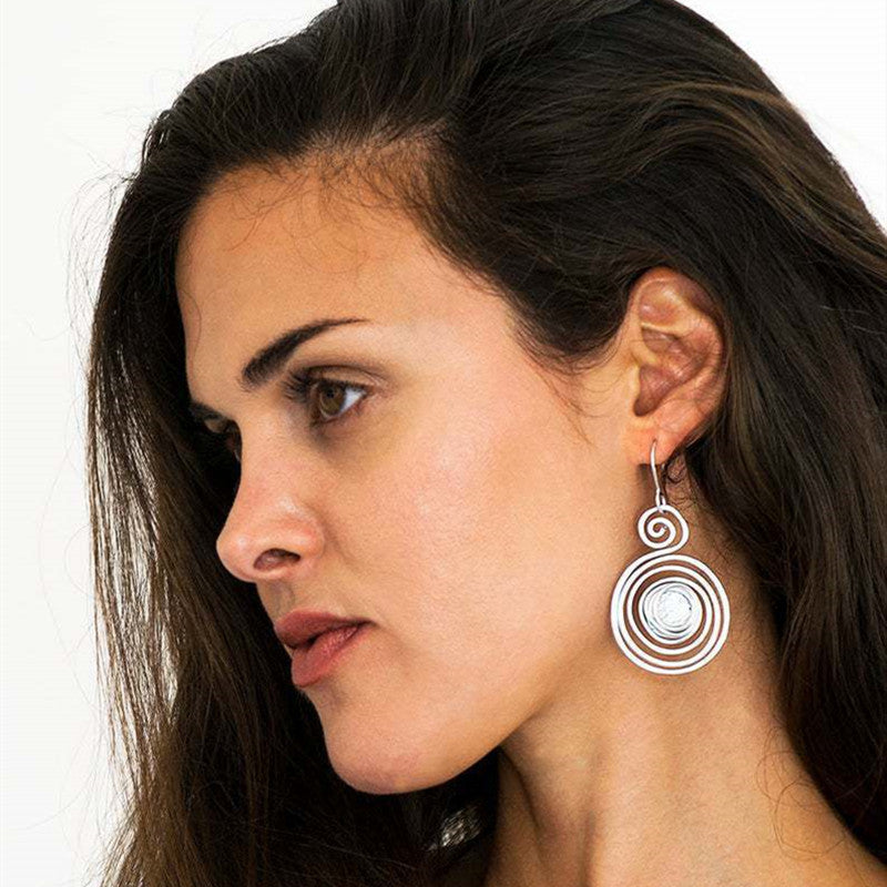 Pendientes colgantes de piedra azul en espiral para mujer de Fashion Nation